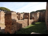 03228 ostia - regio i - insula xii - caseggiato dei triclini (i,xii,1) - hof - porticus - westseite - bli ri suedosten - 01-2024.jpg